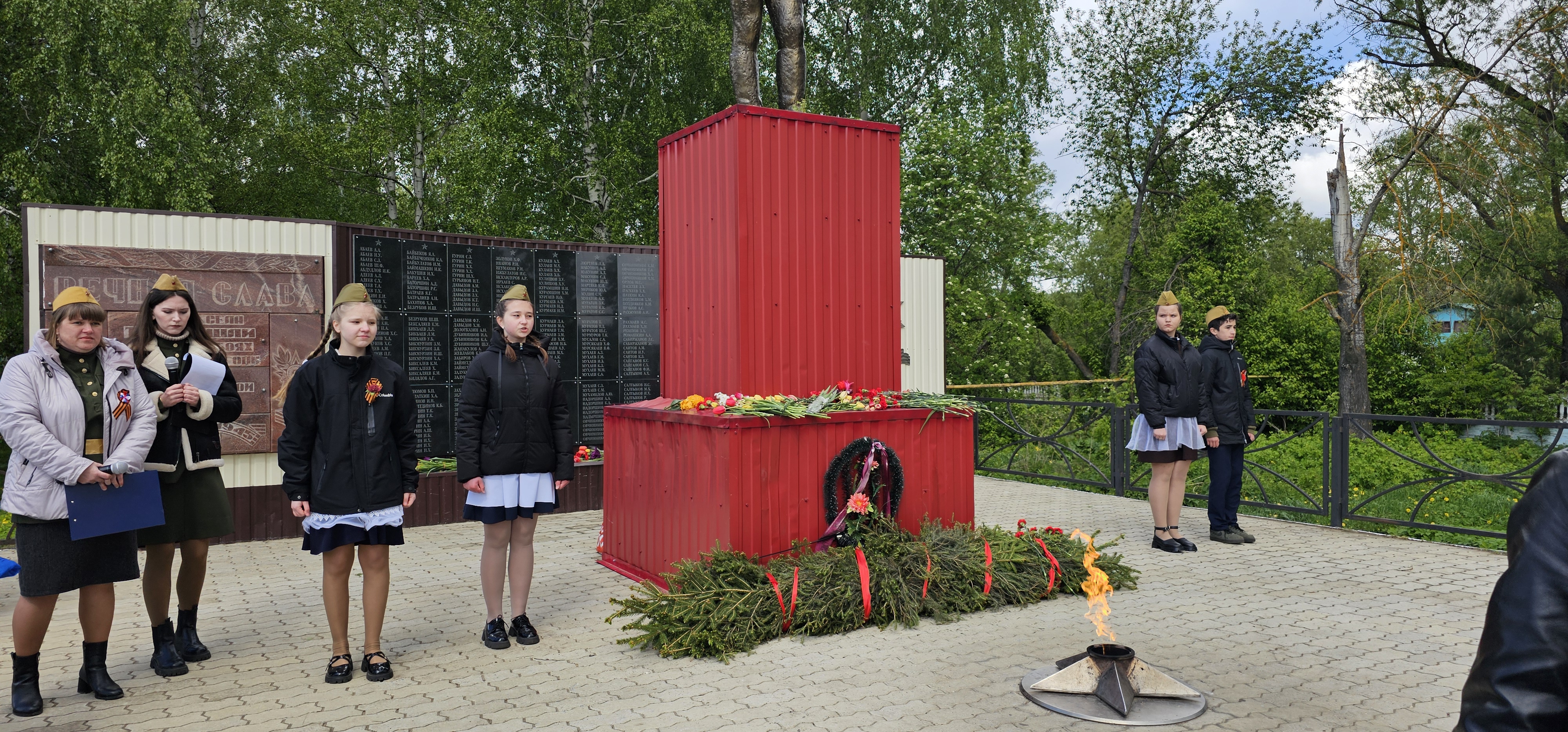Сегодня в Татарско-Пишлинском сельском поселении состоялся митинг и возложение цветов к мемориалу «Воинам-землякам, погибшим в годы Великой Отечественной войны 1941-1945 годов».