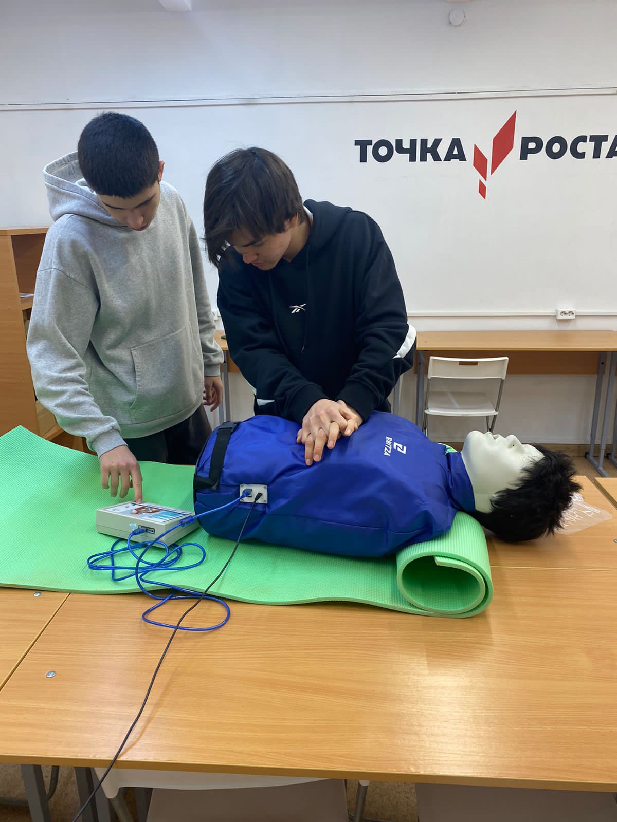 В «Точке роста» МБОУ «Тат-Пишленская СОШ» на уроках ОБЖ  обучающиеся  тестируют тренажёры-манекены для сердечно-легочной реанимации..